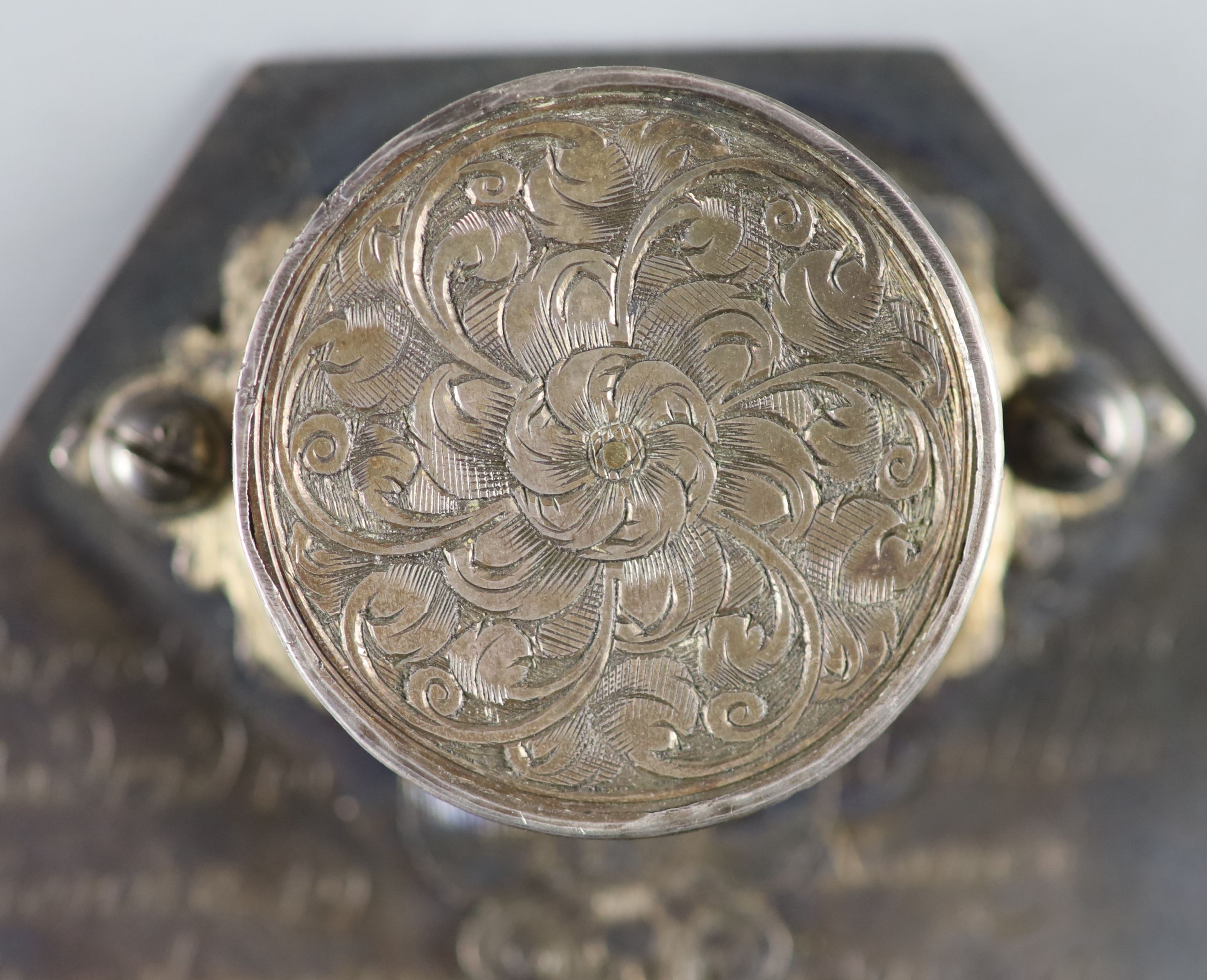 A cased French silver Butterfield-type pocket sundial / compass (scale) early 18th century 6 x 5cm